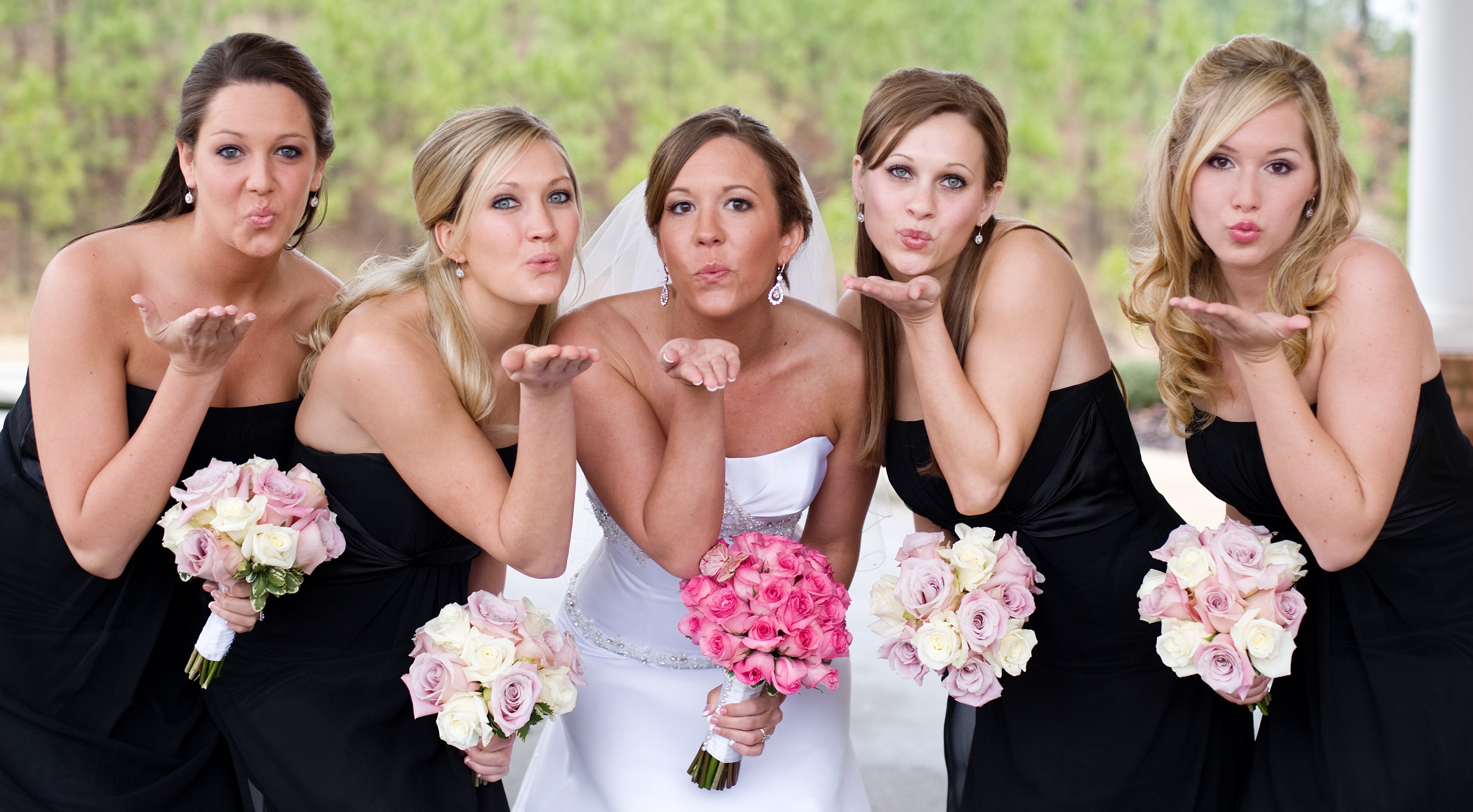 6 pros and cons of having a wedding party